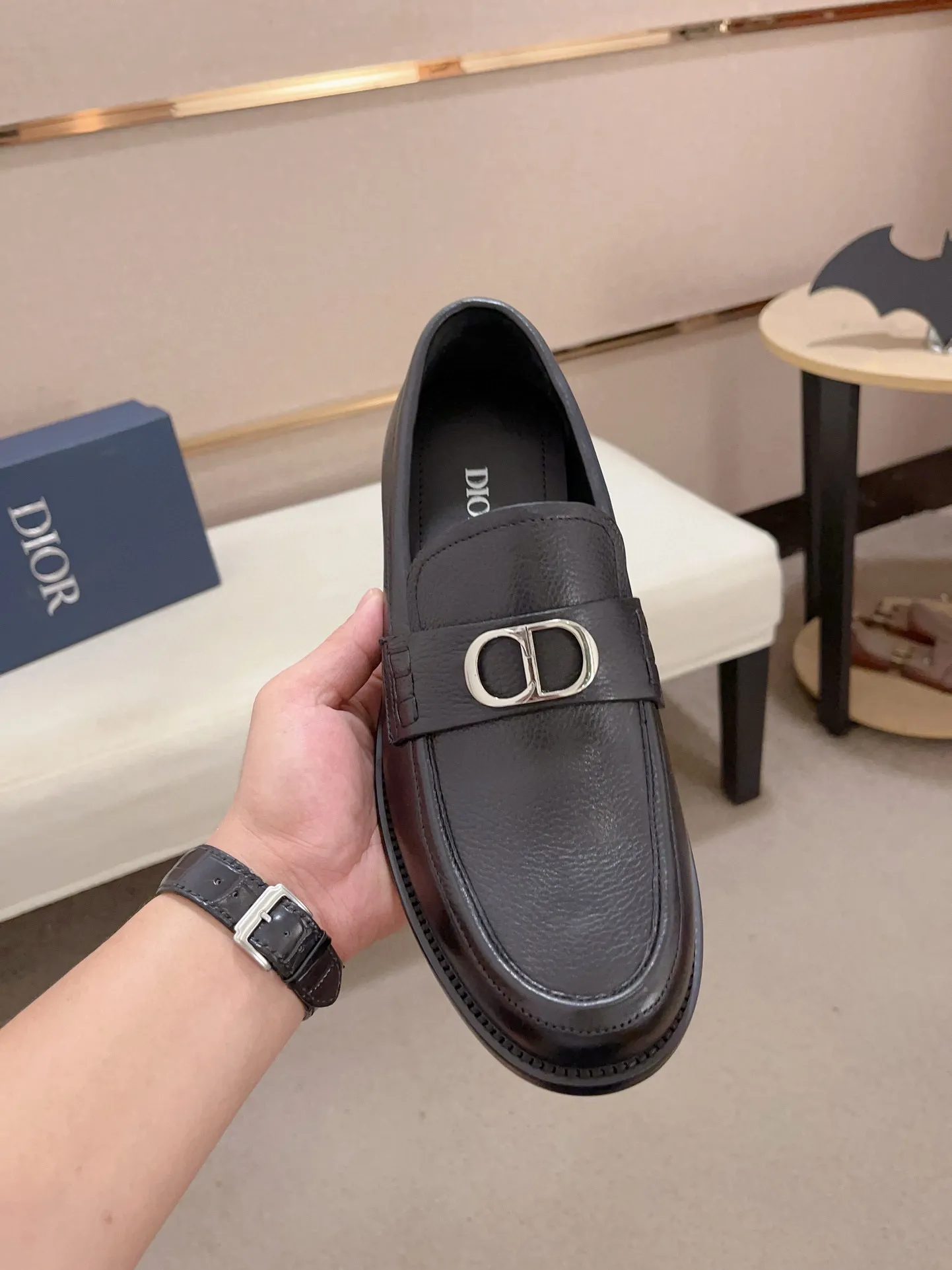 Men's shoes 💰: 560💰 High-end version of Dior Dior's new series. Famous actors and internet celebrities wear super popular designs. The sculptures of French artist Niki de Saint Phalle are designed as rings. Material: Imported original material ➕Painted cowhide Foot pads: cowhide Outsole: Rubber outsole Men's shoe size: 38~44 Can be customized to size 45